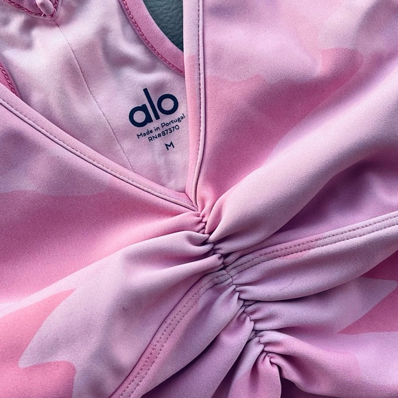 NWT!
Alo Yoga 
Wild Thing Bra 
Pink Camouflage 
Size Medium - Picture 7 of 13